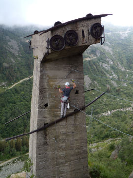Paolo sul pilastro, in arrivo alle corde del 1° ponte delle scimmie (50565 bytes)